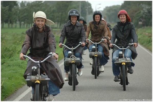 Een gezellige tour door Twente met een oude solex. Ter afsluiting een heerlijk buffet.